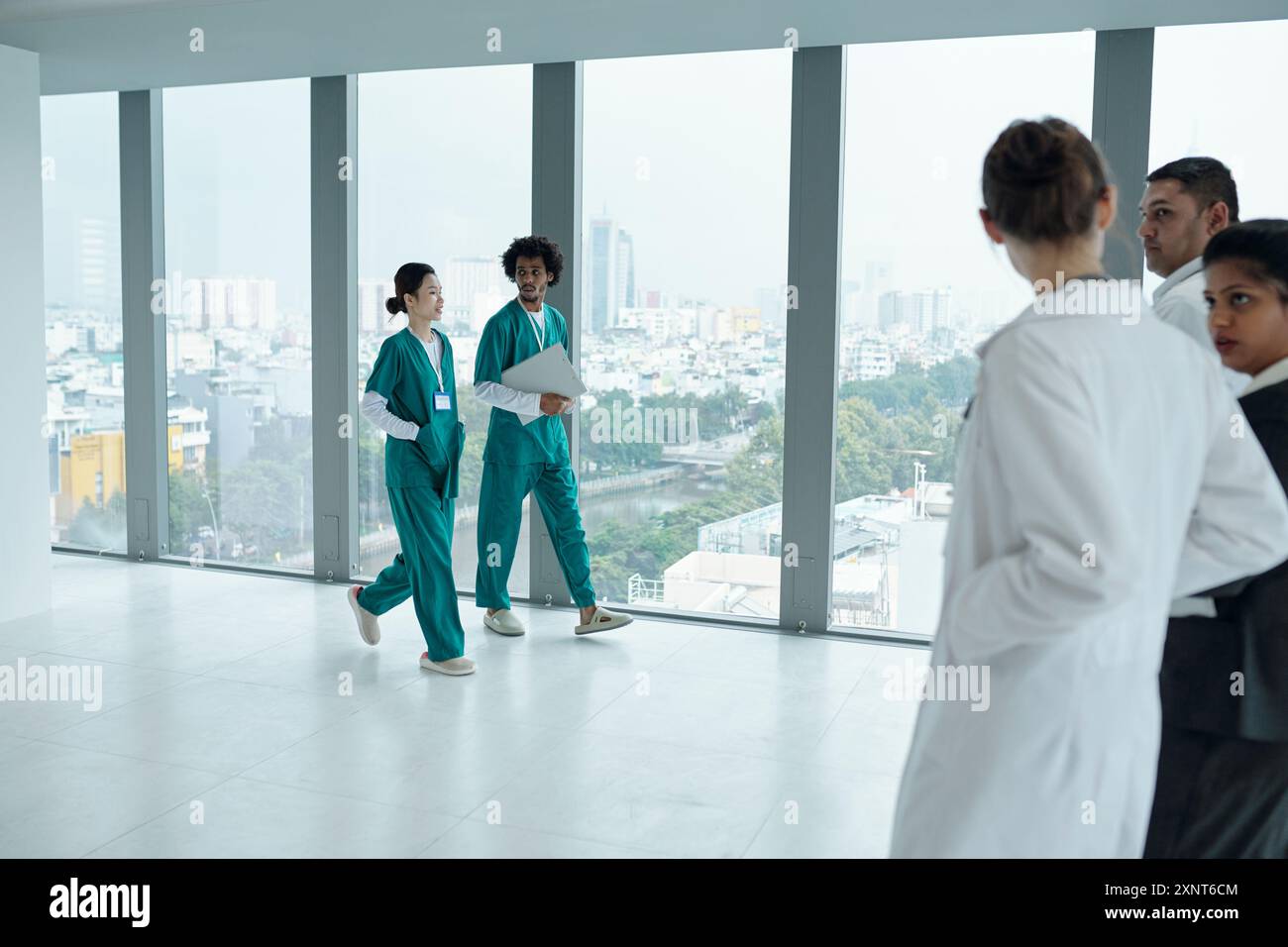 Doctor walking diversity hi-res stock photography and images - Alamy
