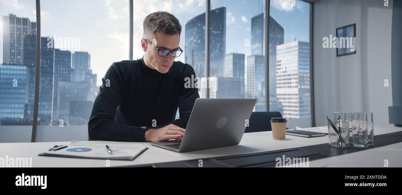 Sitting infront of computer hi-res stock photography and images - Alamy