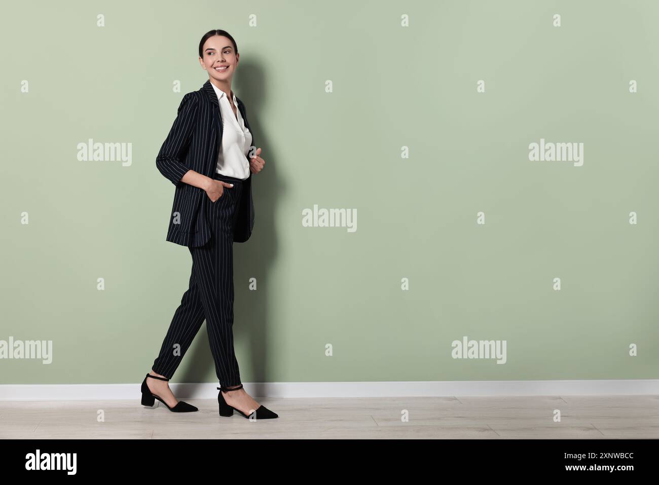 Black woman walking in suit hi-res stock photography and images - Alamy