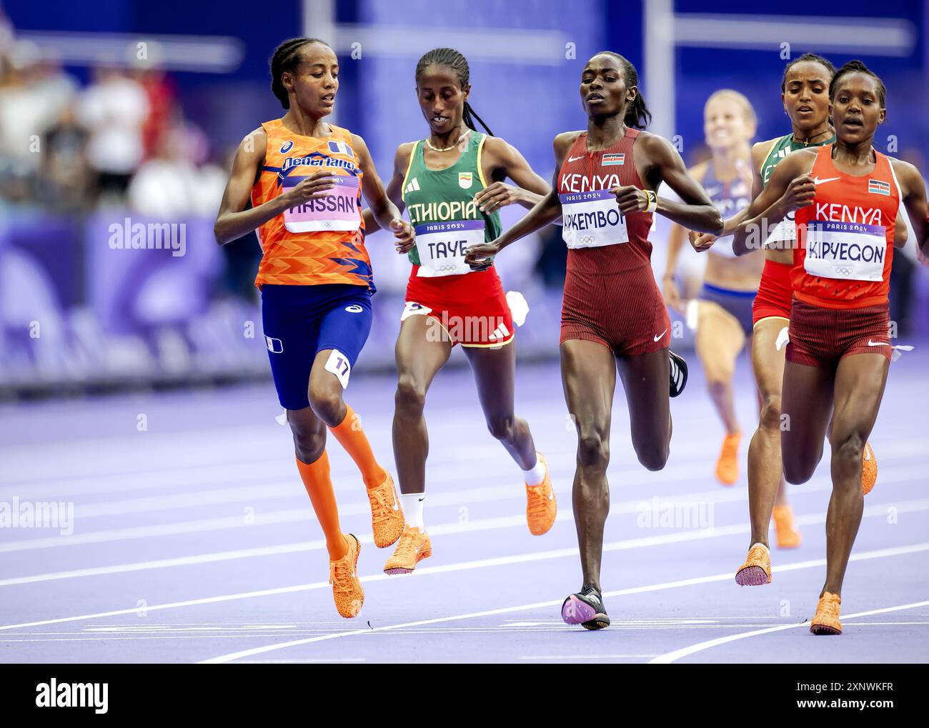 PARIS - Sifan Hassan (l) during the 5000 meters at the Olympic Games ...