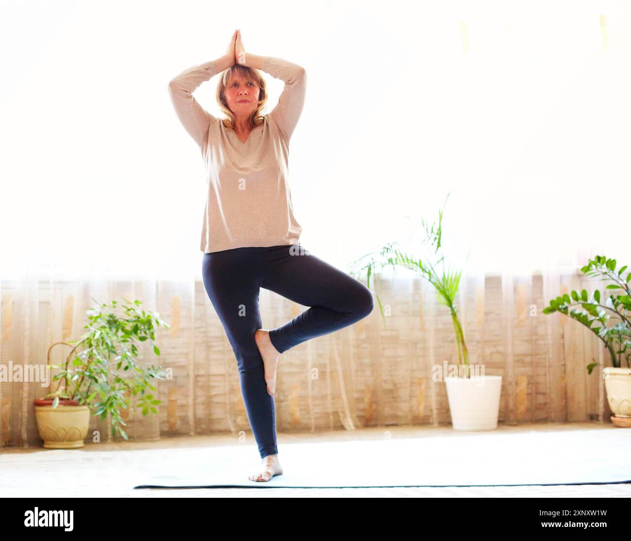 Full body adult female hi-res stock photography and images - Alamy
