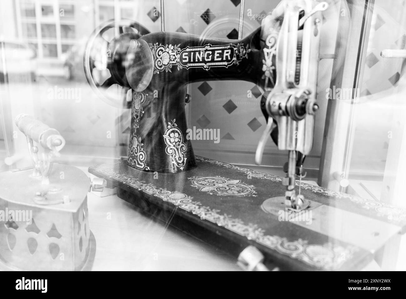 Singer sewing machine Black and White Stock Photos & Images