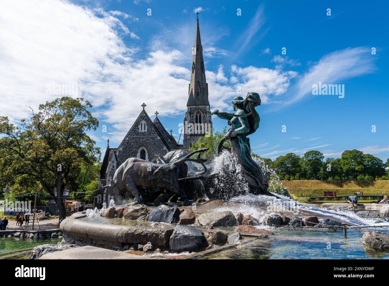 Copenhagen, Denmark - July 17, 2023: The Gefion Fountain in Copenhagen, Denmark, with the impressive St. Alban s Church in the background, is a popular sight that combines Nordic mythology and impressive architecture *** Der Gefion-Brunnen in Kopenhagen, Dänemark, mit der beeindruckenden St. Alban s Church im Hintergrund, ist eine beliebte Sehenswürdigkeit, die nordische Mythologie und beeindruckende Architektur vereint Stock Photo