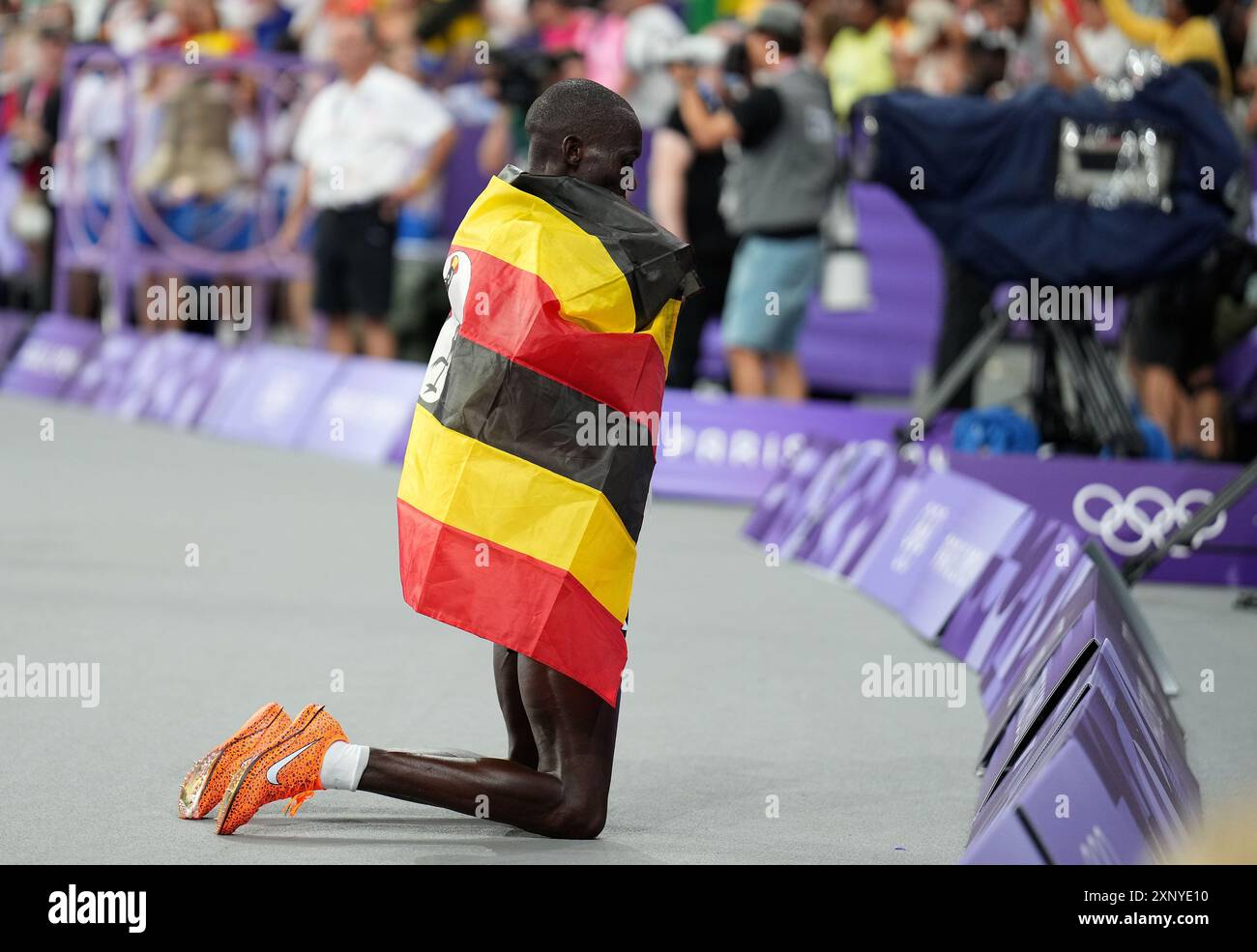 (240802) --, Aug. 2, 2024 (Xinhua) -- Joshua Cheptegei of Uganda celebrates after the men's 10000m final of athletics at the Paris 2024 Olympic Games in Paris, France, Aug. 2, 2024. (Xinhua/Lui Siu Wai) Stock Photo