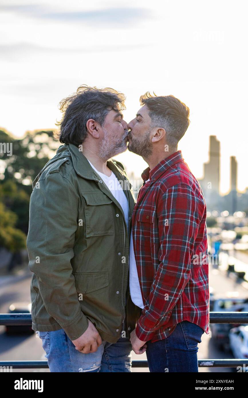 Kissing Couple On A Bridge Hi res Stock Photography And Images Alamy