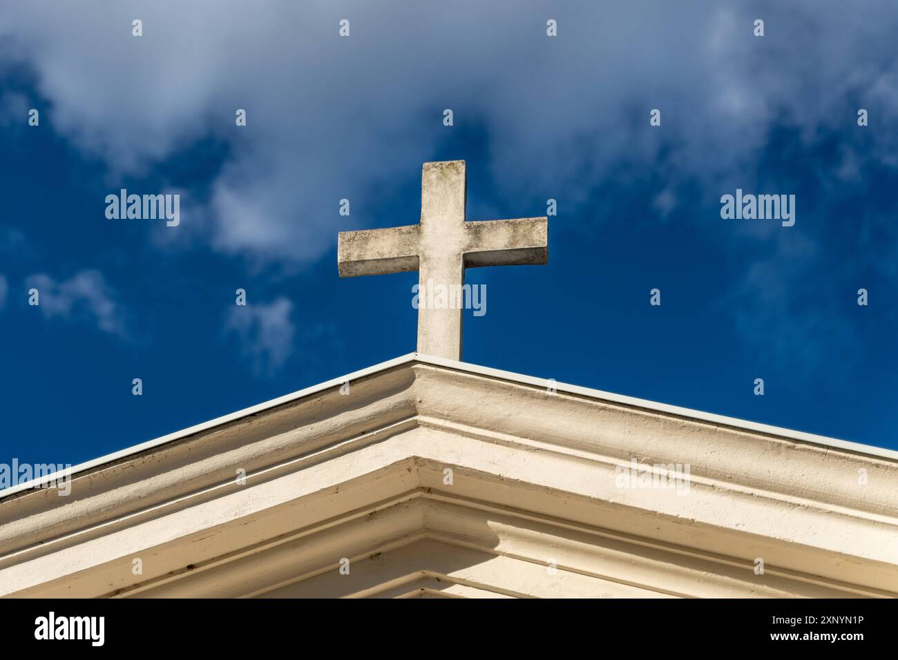 7 August 2023: The cross on the roof of a church is symbolic of Christianity and faith *** Das Kreuz auf dem Dach einer Kirche steht symbolisch für das Christentum und den Glauben Stock Photo