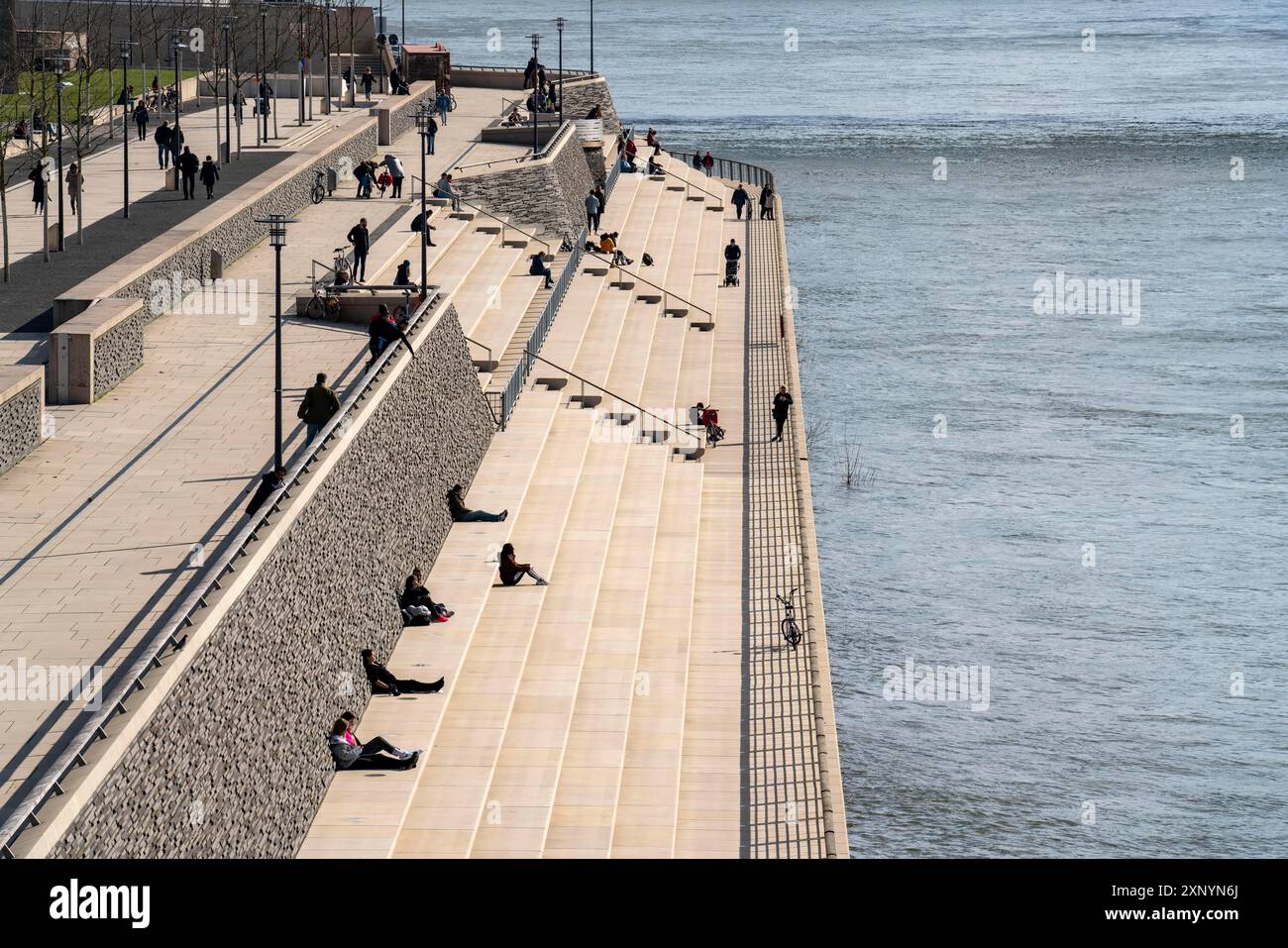 Effects of the coronavirus crisis, Rhine promenade, Rhine boulevard, on ...
