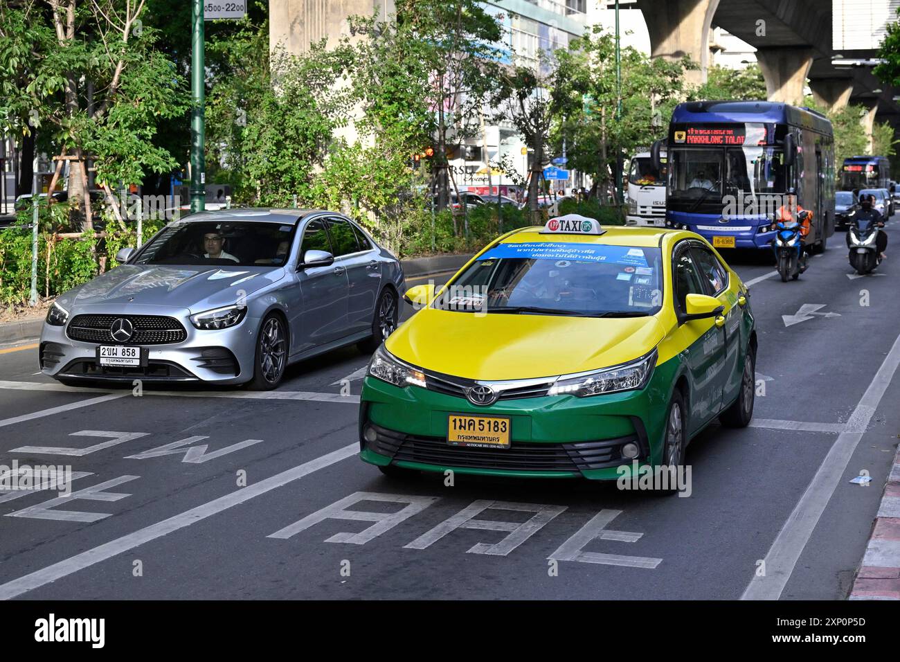 Bus taxi road sign hi-res stock photography and images - Alamy
