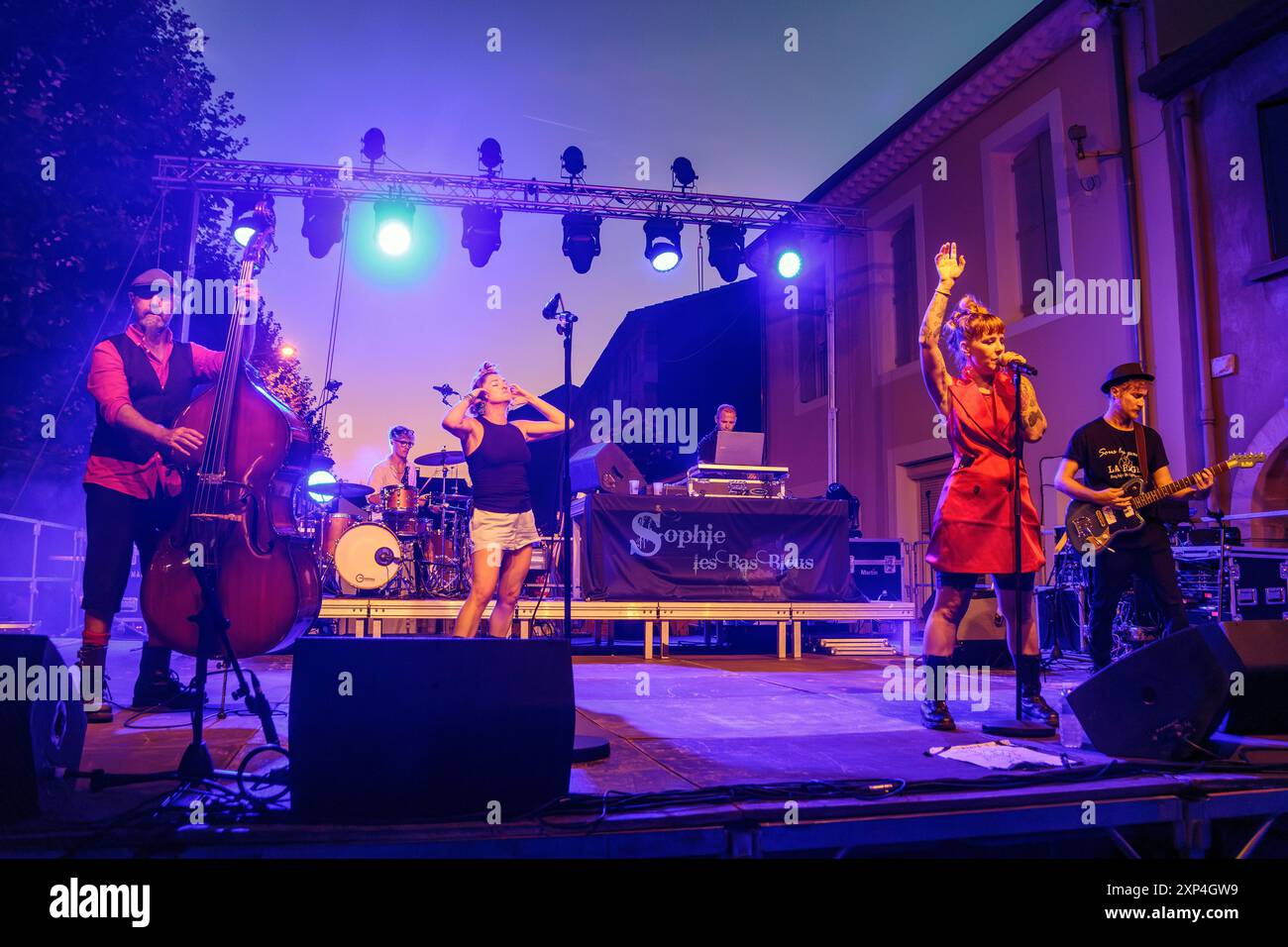 Sophie Les Bas Bleus in concert during the Pelicanades de Puisserguier near Beziers. Occitanie, France Stock Photo