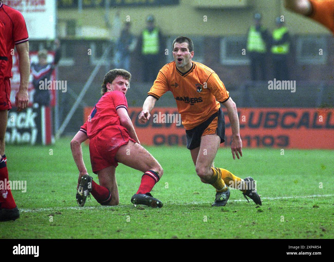 Wolverhampton Wanderers v Oxford United at Molineux 21/4/90 Steve Bull scores watched by Mickey Lewis of Oxford Stock Photo