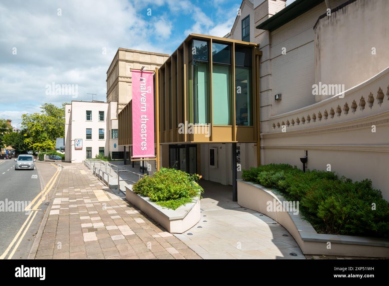 the-malvern-theatres-front-entrance-hi-res-stock-photography-and-images