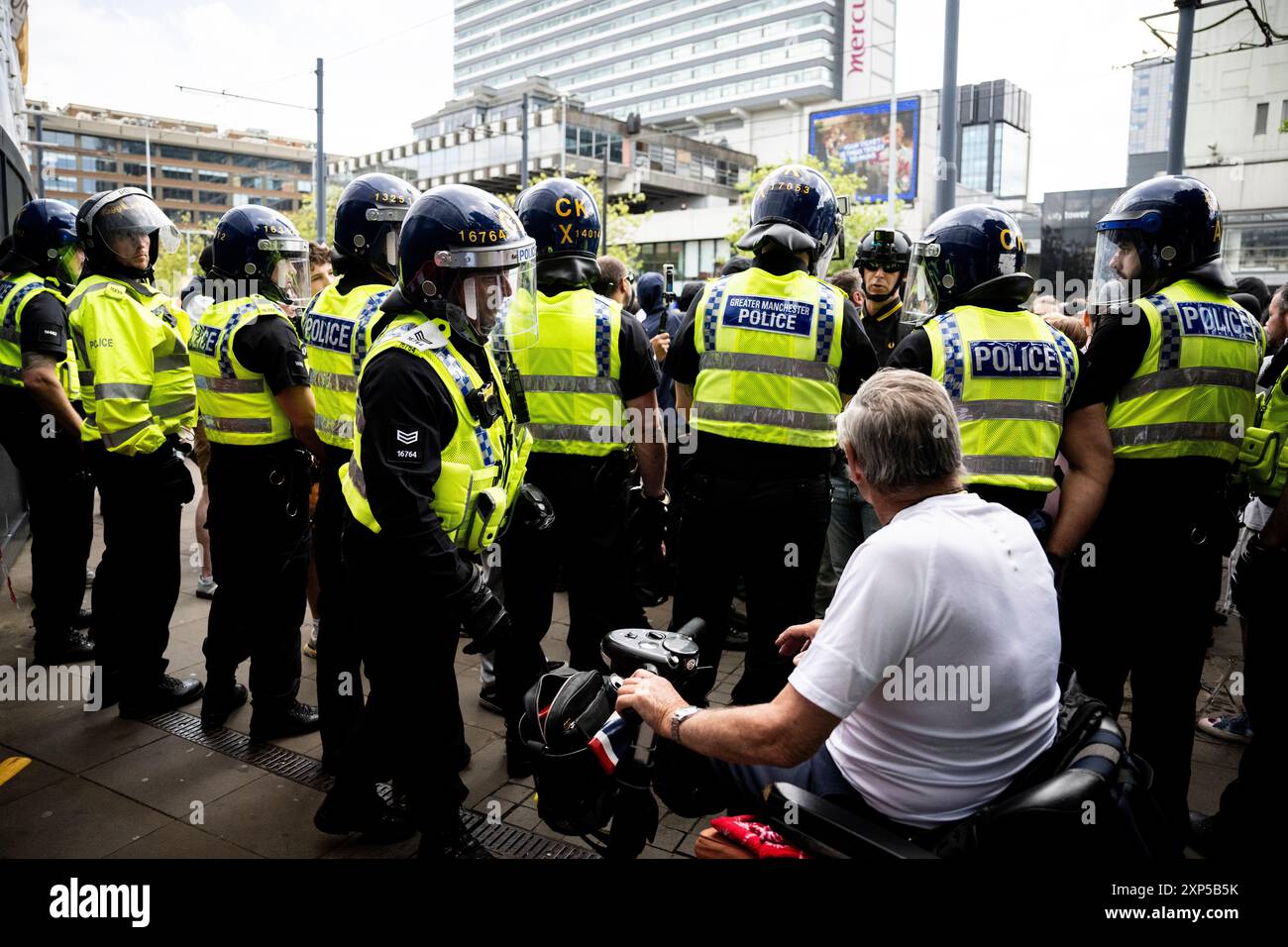 Manchester, 3 August 2024. Protestors clash with police and counter ...