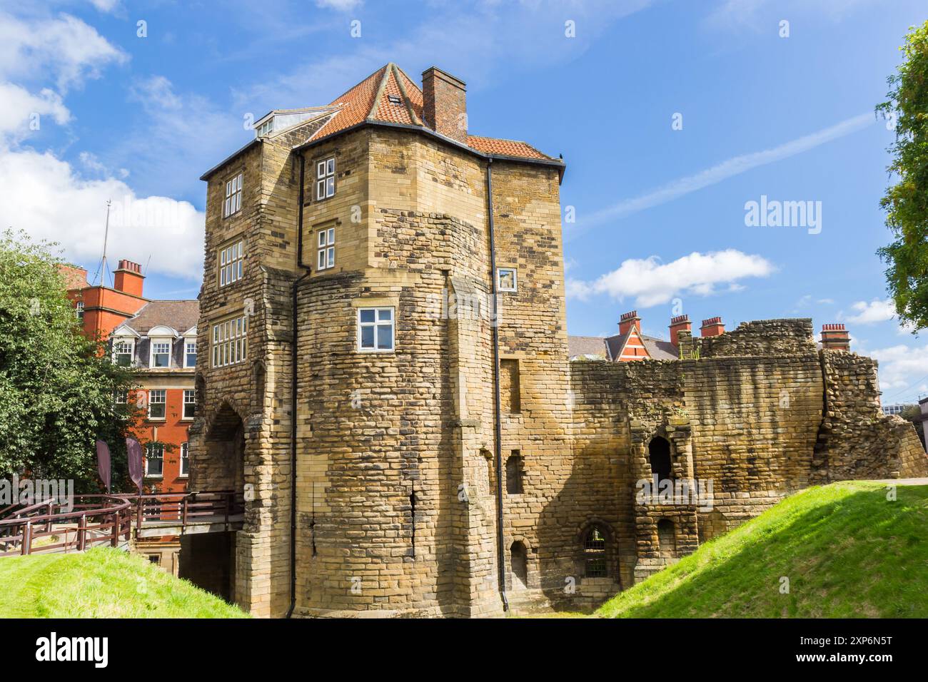 Black gate and castle in Newcastle upon Tyne, England Stock Photo - Alamy