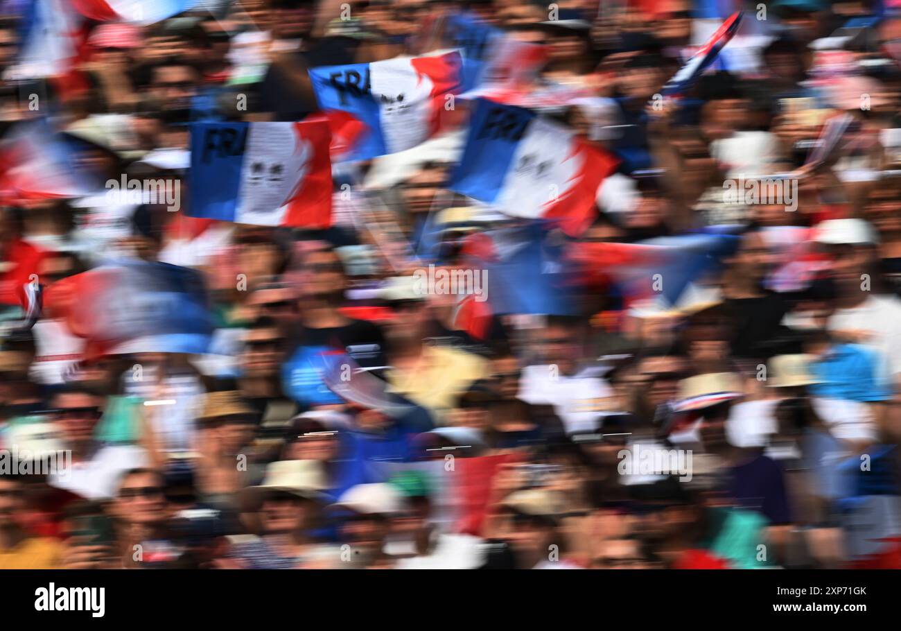 Paris, France. 4th Aug, 2024. Spectators watch the men's individual 1/8 ...