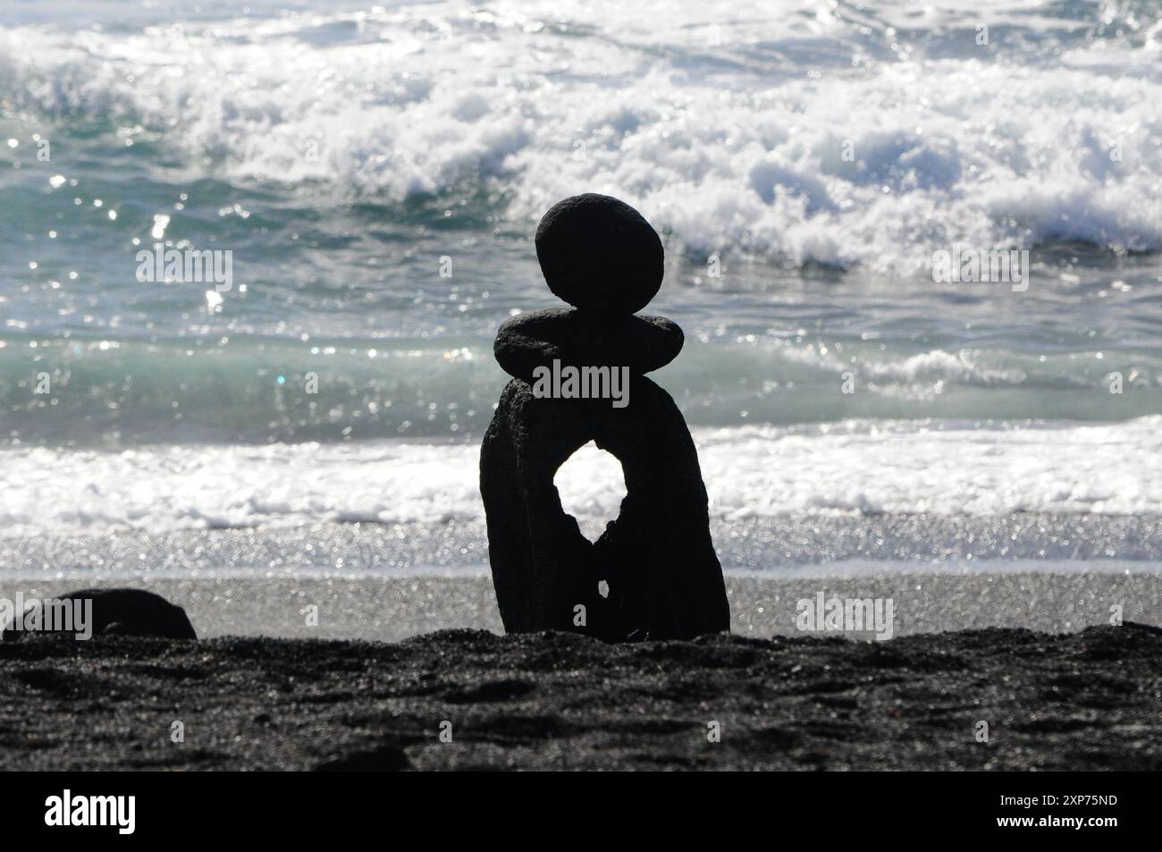 Steinskulptur am schwarzen Strand auf Lanzarote, anonymer Künstler. Stock Photo