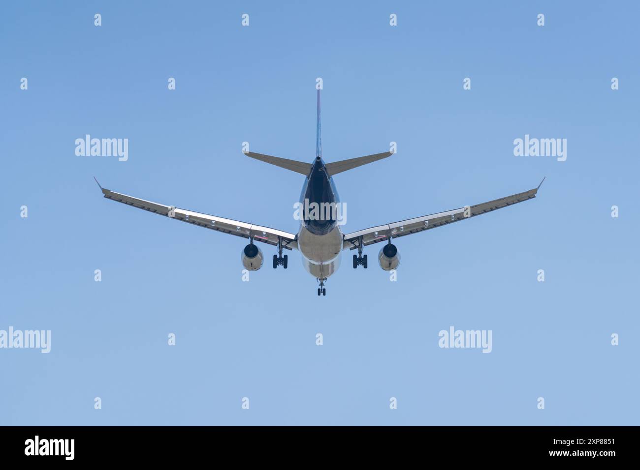 Landing airplane hi-res stock photography and images - Alamy