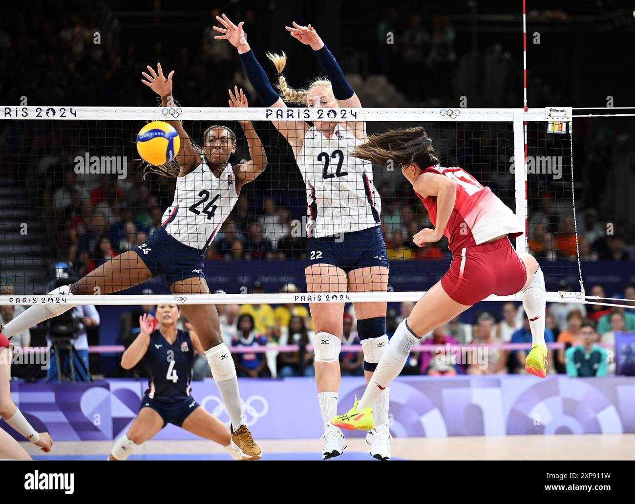 Paris, France. 4th Aug, 2024. Chiaka Ogbogu (L) and Kathryn Plummer of