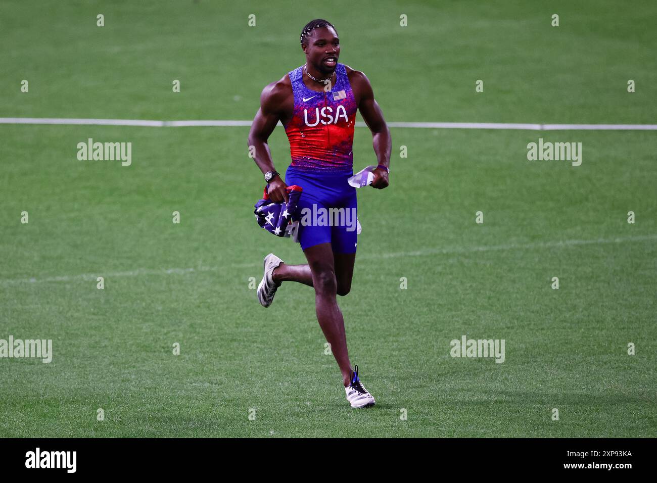 Paris, France, 4 August, 2024. Noah Lyles of USA runs across the field after winning Gold during the Men’s 100m Final Paris 2024 Olympic Games Athletics  at the Stade de France on August 04, 2024 in Paris, France. Credit: Pete Dovgan/Speed Media/Alamy Live News Stock Photo