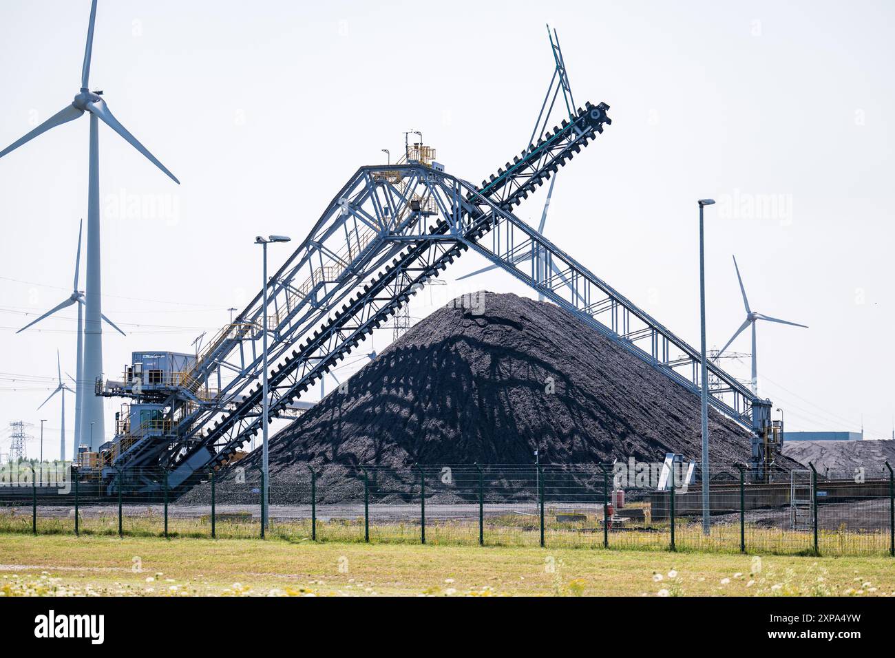 The Eemshaven coal power plant, Eemshavencentrale, operated by RWE  Generation, one of the 3 large power plants in the Eemshaven energy park,  has an ou Stock Photo - Alamy