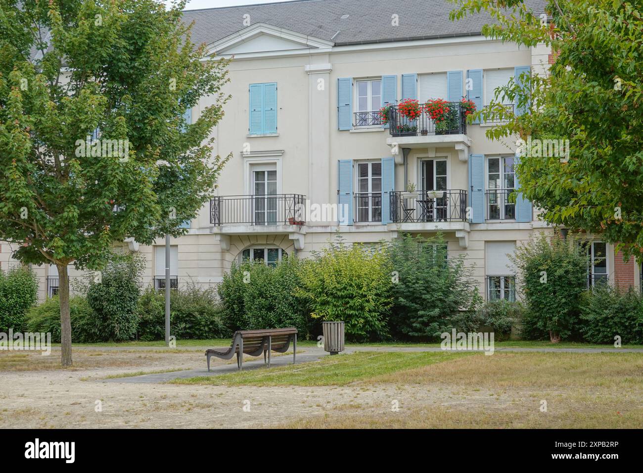 Marne-la-Vallée, Chessy, neue Traditionelle Architektur // Marne-la ...