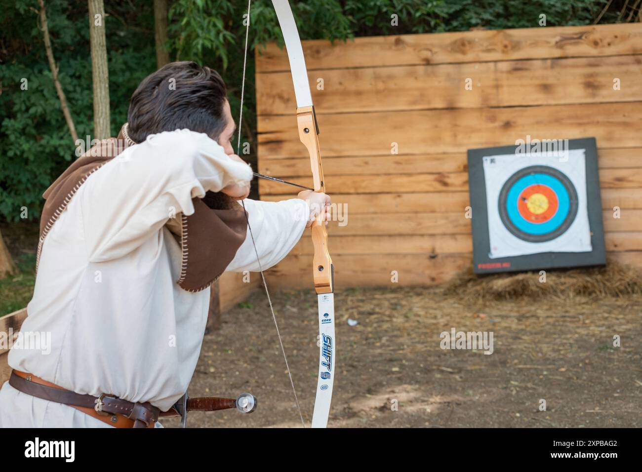 Archer bow arrow activity shoot hi-res stock photography and images - Alamy