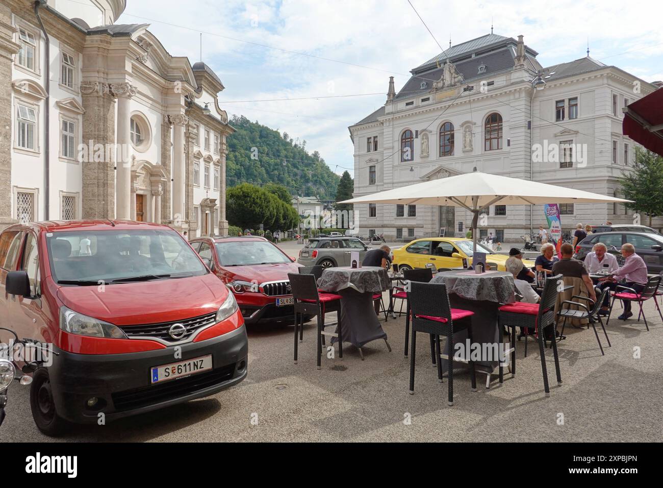 Österreich, Salzburg, Autos um einen Gastgarten // Austria, Salzburg, carfriendly Cafe *** Austria, Salzburg, cars around a guest garden Austria, Salz Stock Photo