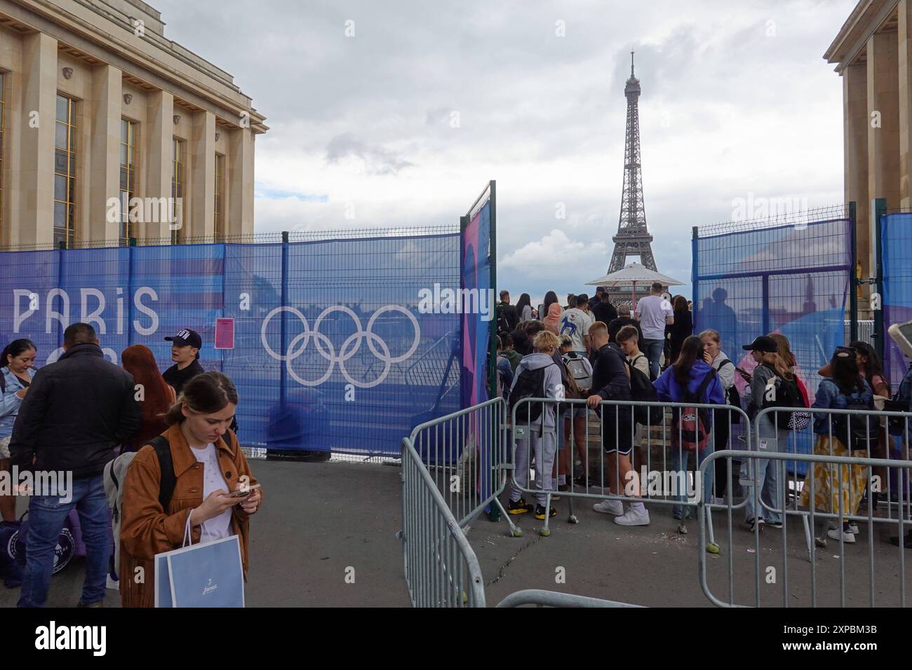 Paris, Touristen vor Absperrungen bei den Olympischen Spielen 2024, Jeux Olympiques 2024, JO24 // Paris, Tourists at the Barriers for the Olympic Game Stock Photo