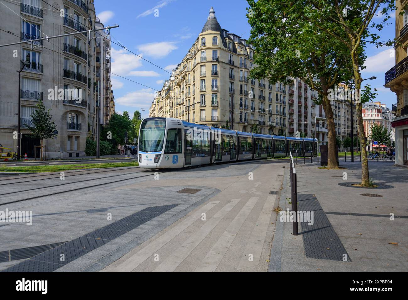 Paris, Straßenbahnlinie T3b, Haltestelle Anny Flore // Paris, Tramway Line T3b, Anny Flore Tramstop *** Paris, Tramway Line T3b, Anny Flore streetcar Stock Photo