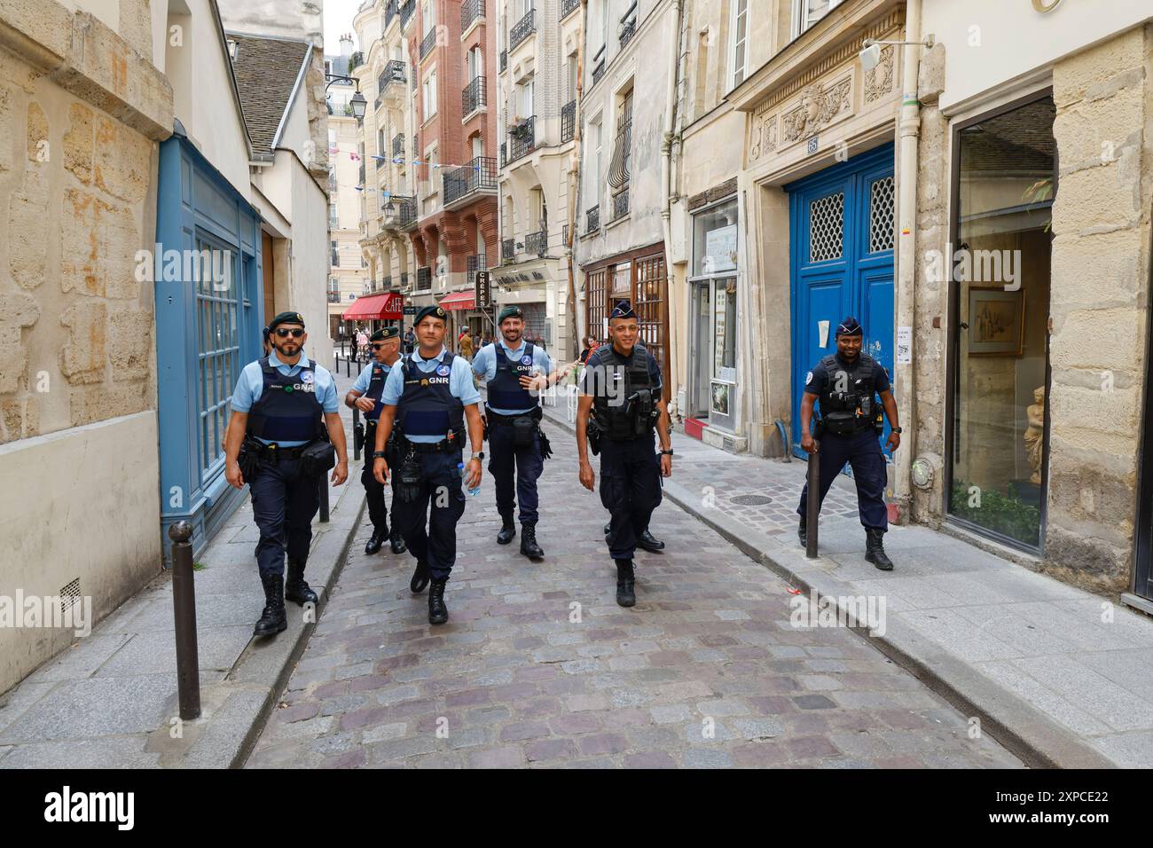 Foreign police officers hi-res stock photography and images - Alamy
