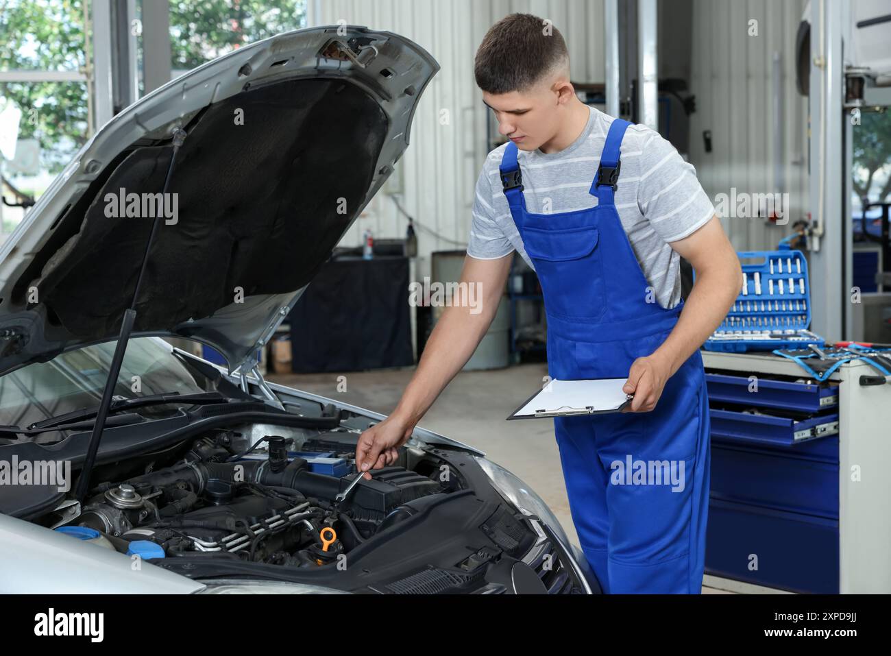 Car mechanic taking notes hi-res stock photography and images - Alamy