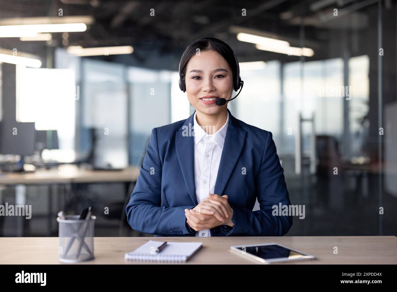 Businesswoman in formal attire hi-res stock photography and images - Alamy