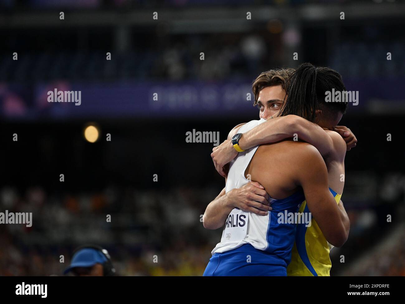paris-france-5th-aug-2024-armand-duplantis-r-of-sweden-hugs