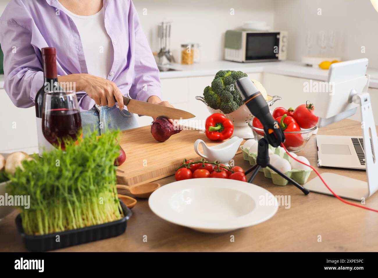 Video onion cutting in kitchen hi-res stock photography and images - Alamy