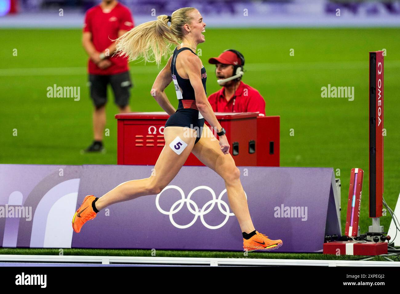 Paris France 05th Aug 2024 Keely Hodgkinson Of Great Britain great-britain-s-keely-hodgkinson-with-her-gold-medal-following-victory