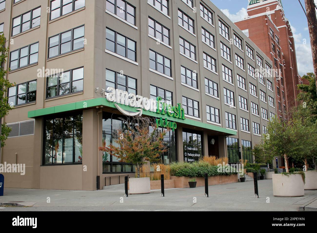 Checkout building hi-res stock photography and images - Alamy