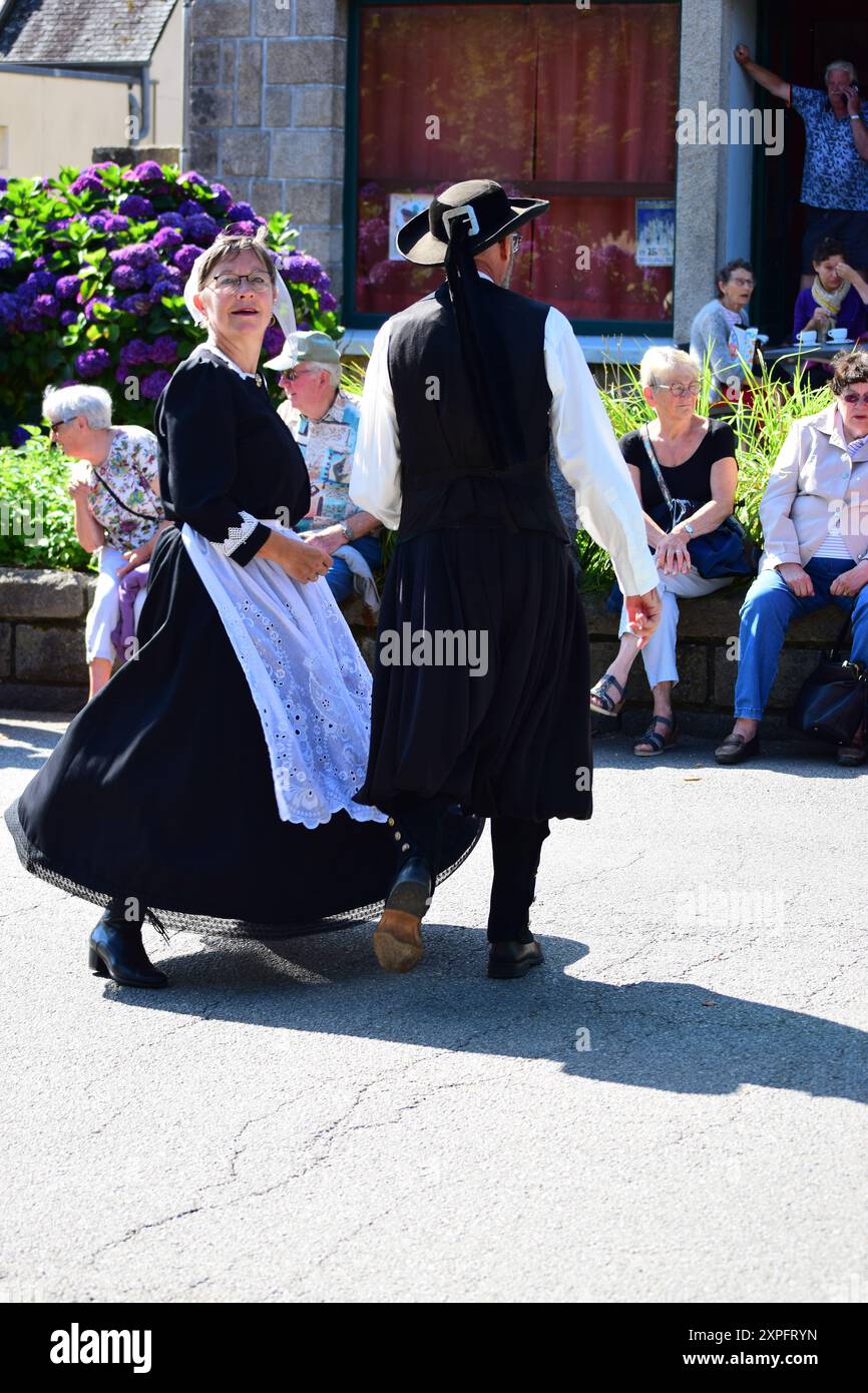 Traditional Breton Fest-Noz  folk dancers with members of the public in Guerlesquin, Finistère, Bretagne Breizh Brittany, France, Summer 2024 Stock Photo