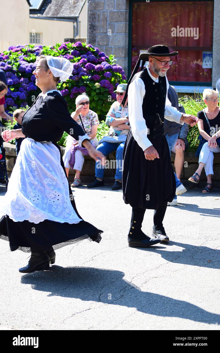 Traditional Breton Fest-Noz  folk dancers with members of the public in Guerlesquin, Finistère, Bretagne Breizh Brittany, France, Summer 2024 Stock Photo