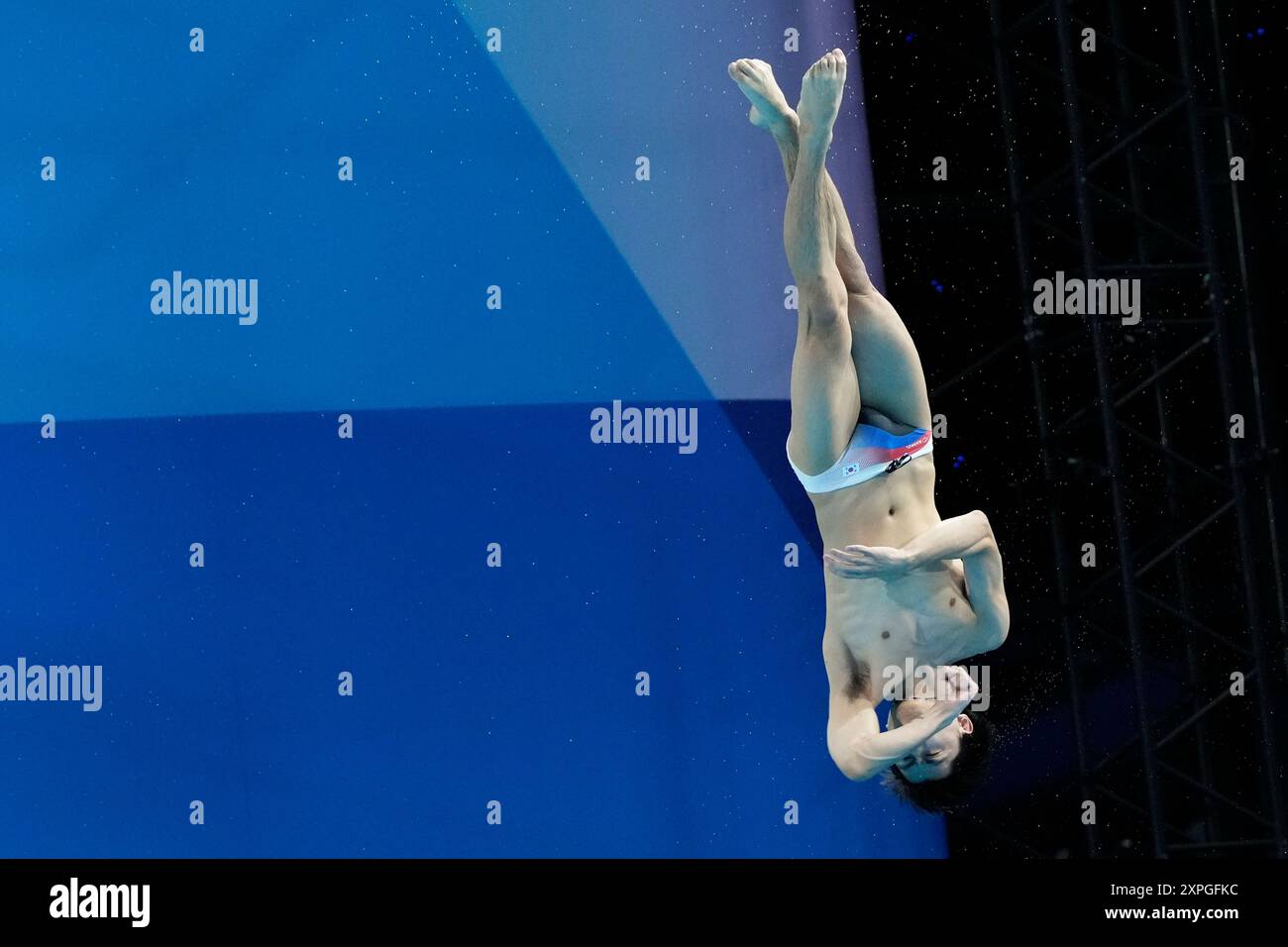 South Korea's Yi Jae-gyeong competes in the men's 3m springboard diving ...