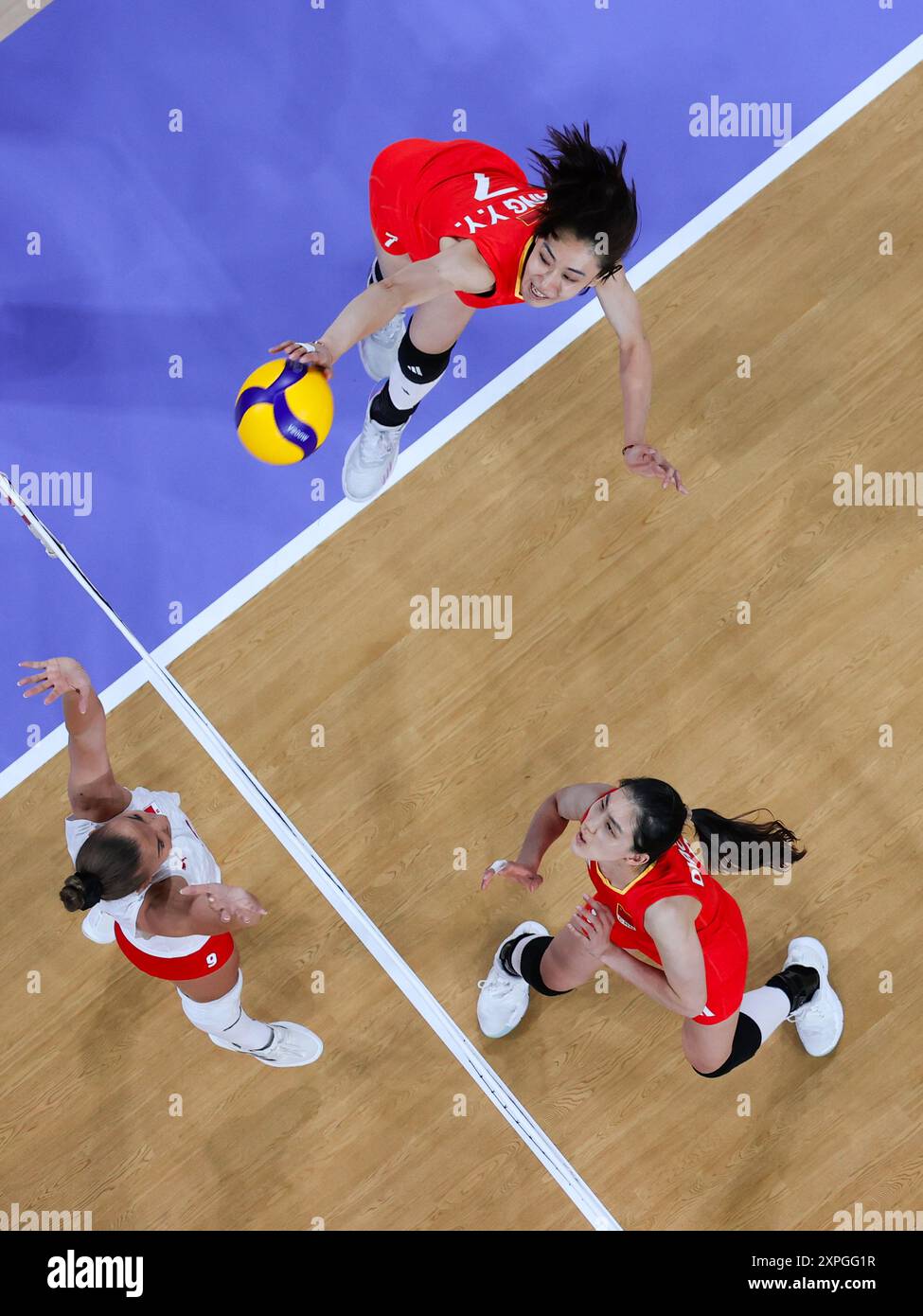 Paris, France. 6th Aug, 2024. Wang Yuanyuan (top) of China spikes ...