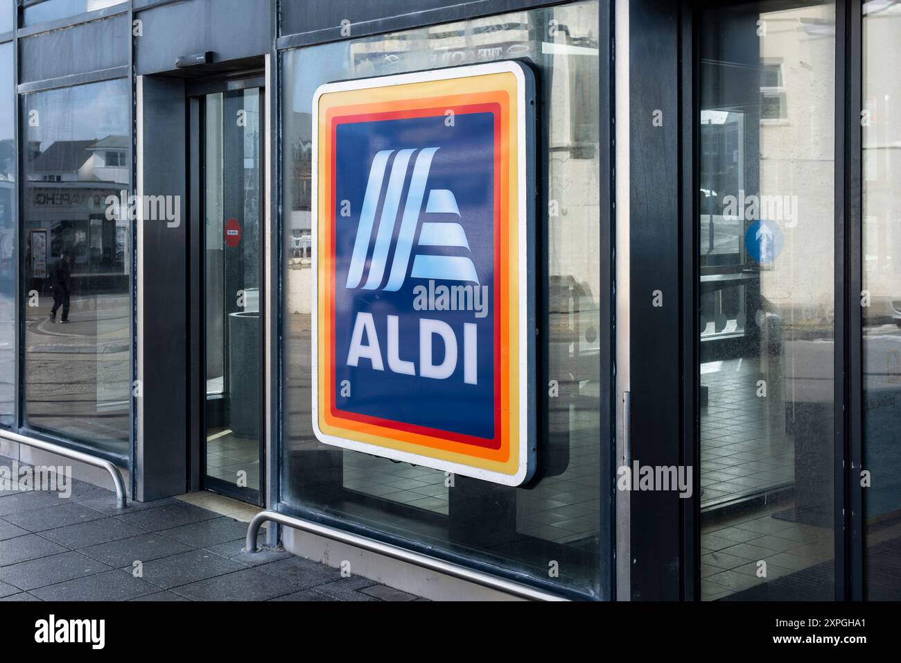 A sign outside an Aldi store in the UK Stock Photo - Alamy