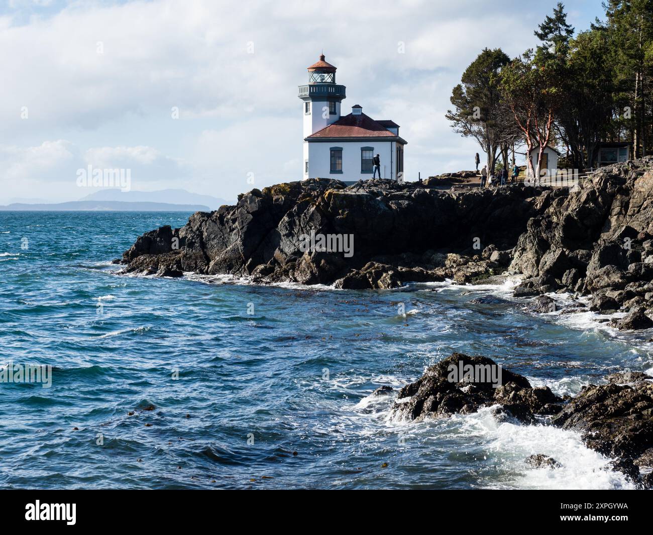 lighthouse-at-lime-kiln-point-state-park-on-san-juan-island-wa-usa