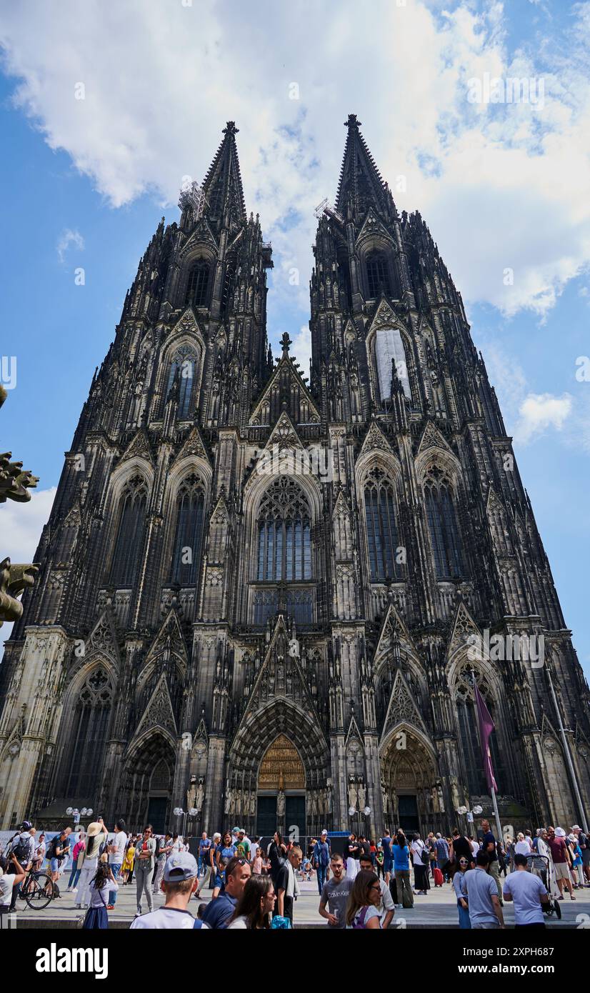 tourists-in-front-majestic-hi-res-stock-photography-and-images-alamy