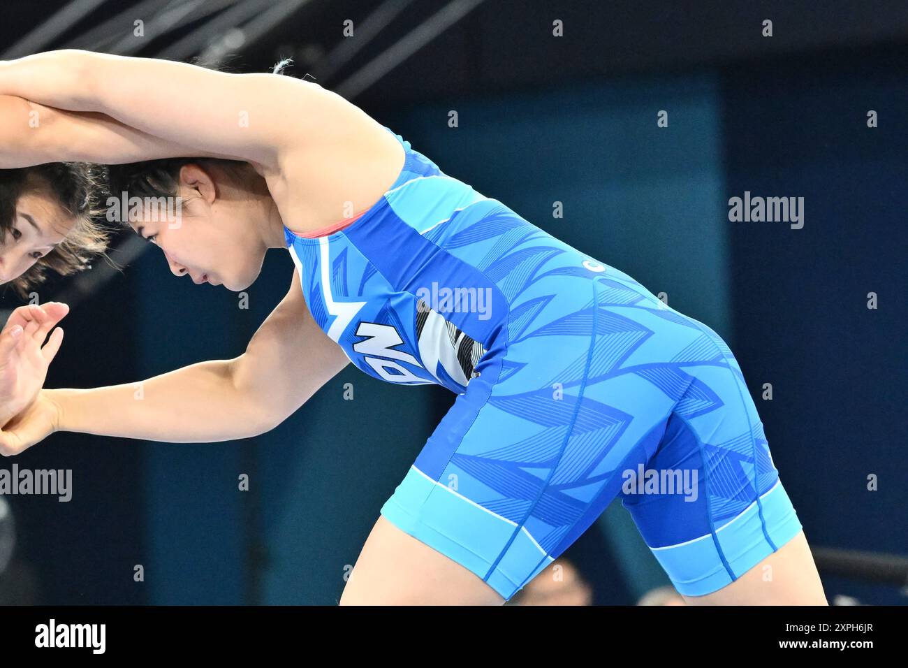 U mushukchasini soqolini olayotganda zoravonlik bilan keldi.