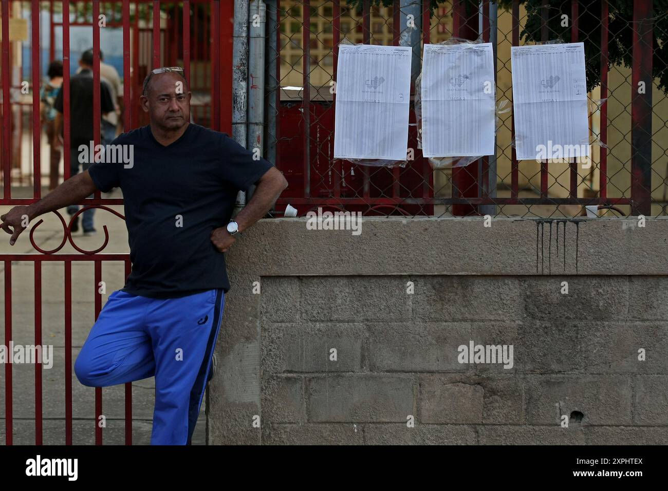 Maracaibo,Venezuela. 17-12-2017. Venezuelans come to the voting center to vote. Photo By: Jose Isaac Bula Urrrutia. Stock Photo
