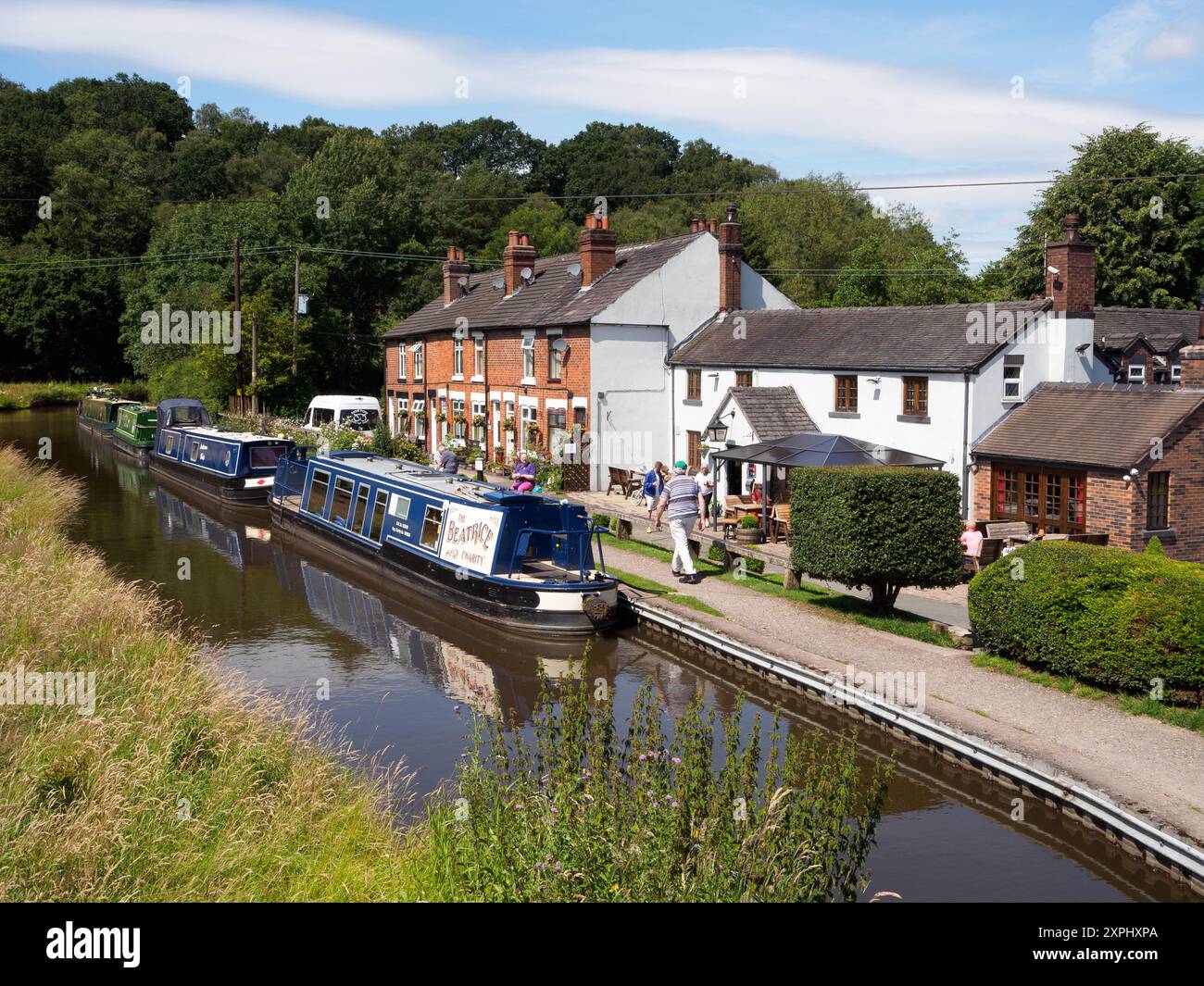 The Hollybush Inn, and Caldon canal, Denford, North Staffordshire Stock Photo