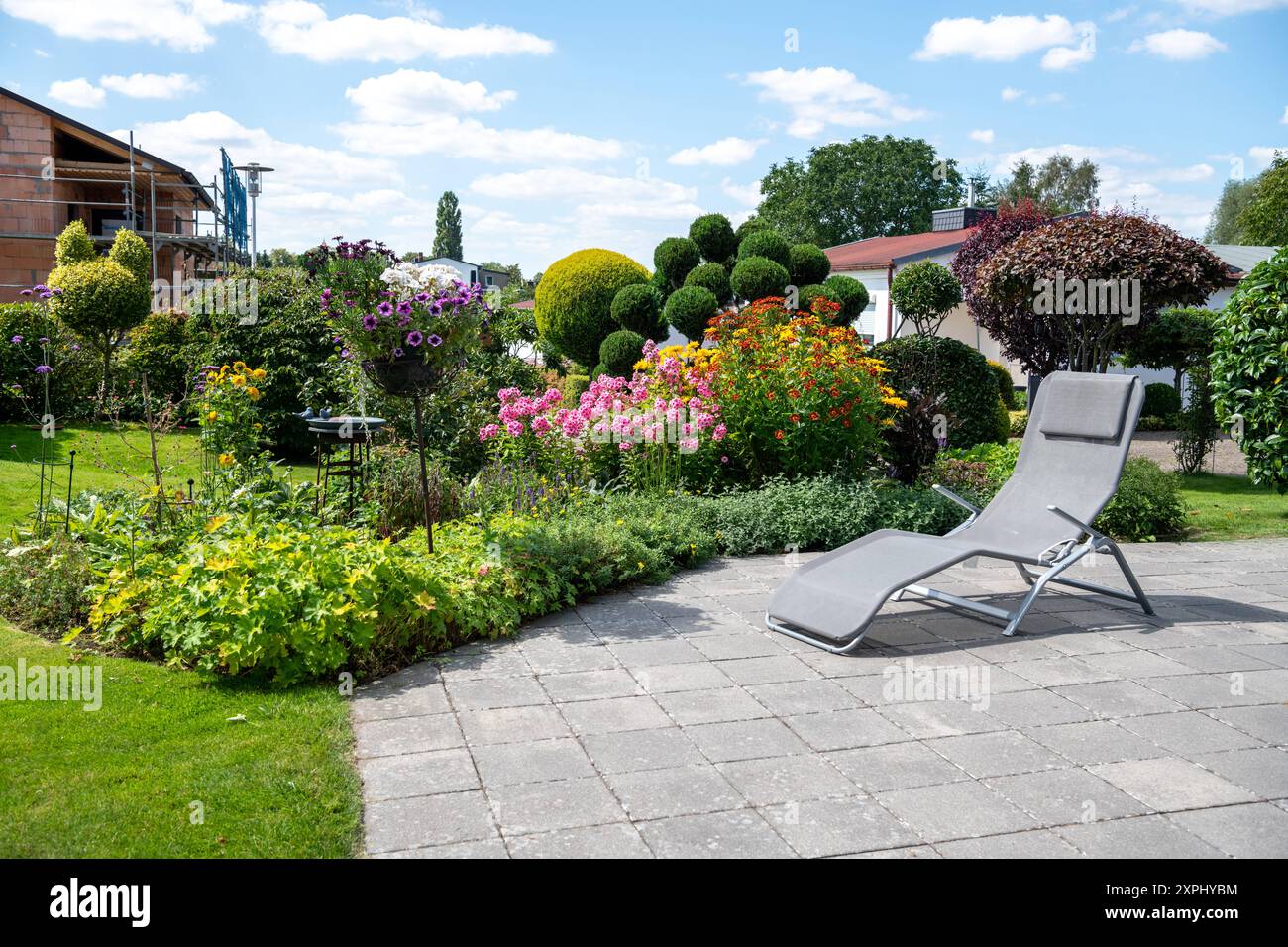 Insektenfreundlicher Garten mit Stauden, wie Phlox, Sonnenbraut und