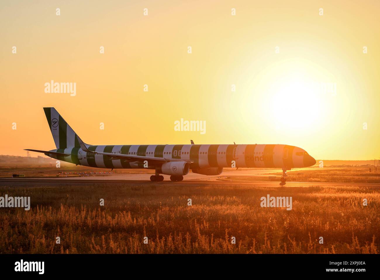Ein Flugzeug der Fluggesellschaft Condor, Boeing 757-330, Kennung D-ABOL startet auf dem Flughafen Frankfurt a.M. im Morgenlicht. Flughafen Frankfurt a.M. am 06.08.2024 in Frankfurt a.M./Deutschland. *** An airplane of the airline Condor, Boeing 757 330, registration D ABOL takes off at Frankfurt a M airport in the morning light Frankfurt a M airport on 06 08 2024 in Frankfurt a M Germany Stock Photo