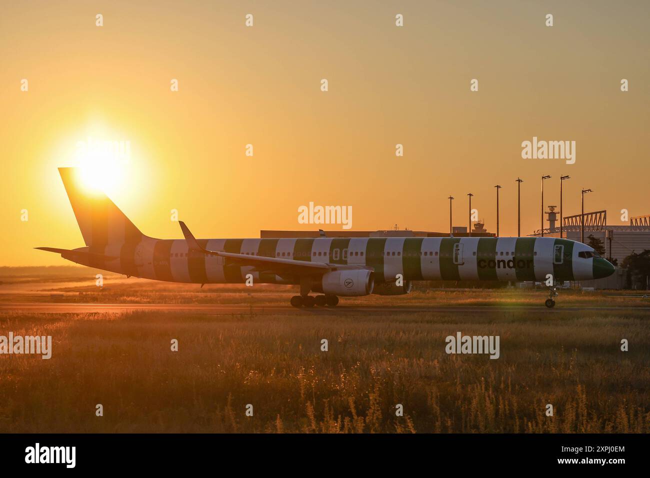 Ein Flugzeug der Fluggesellschaft Condor, Boeing 757-330, Kennung D-ABOL startet auf dem Flughafen Frankfurt a.M. im Morgenlicht. Flughafen Frankfurt a.M. am 06.08.2024 in Frankfurt a.M./Deutschland. *** An airplane of the airline Condor, Boeing 757 330, registration D ABOL takes off at Frankfurt a M airport in the morning light Frankfurt a M airport on 06 08 2024 in Frankfurt a M Germany Stock Photo