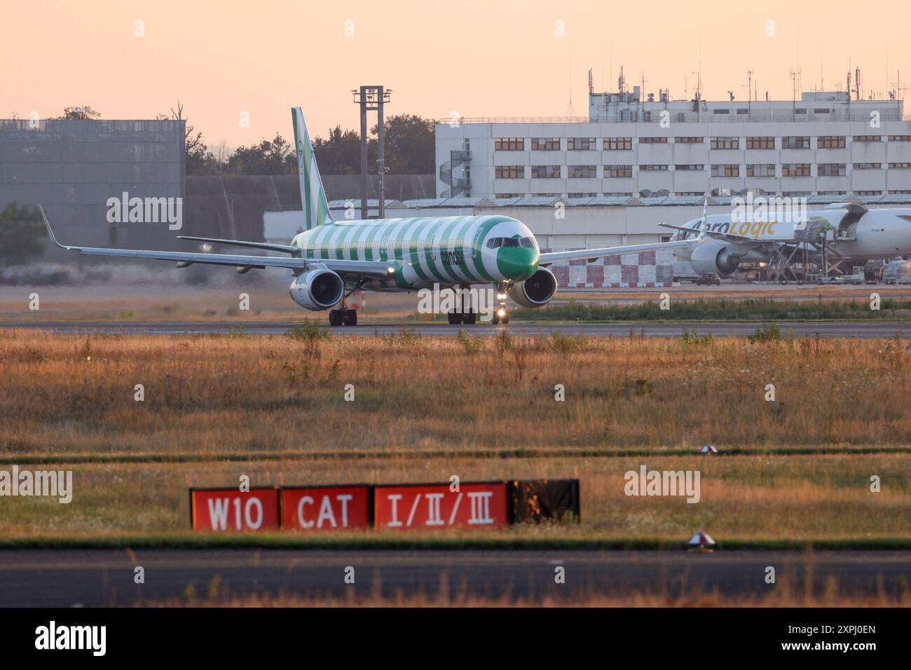 Ein Flugzeug der Fluggesellschaft Condor, Boeing 757-330, Kennung D-ABOL startet auf dem Flughafen Frankfurt a.M. Flughafen Frankfurt a.M. am 06.08.2024 in Frankfurt a.M./Deutschland. *** An airplane of the airline Condor, Boeing 757 330, registration D ABOL takes off at Frankfurt a M Airport Frankfurt a M Airport Frankfurt a M on 06 08 2024 in Frankfurt a M Germany Stock Photo