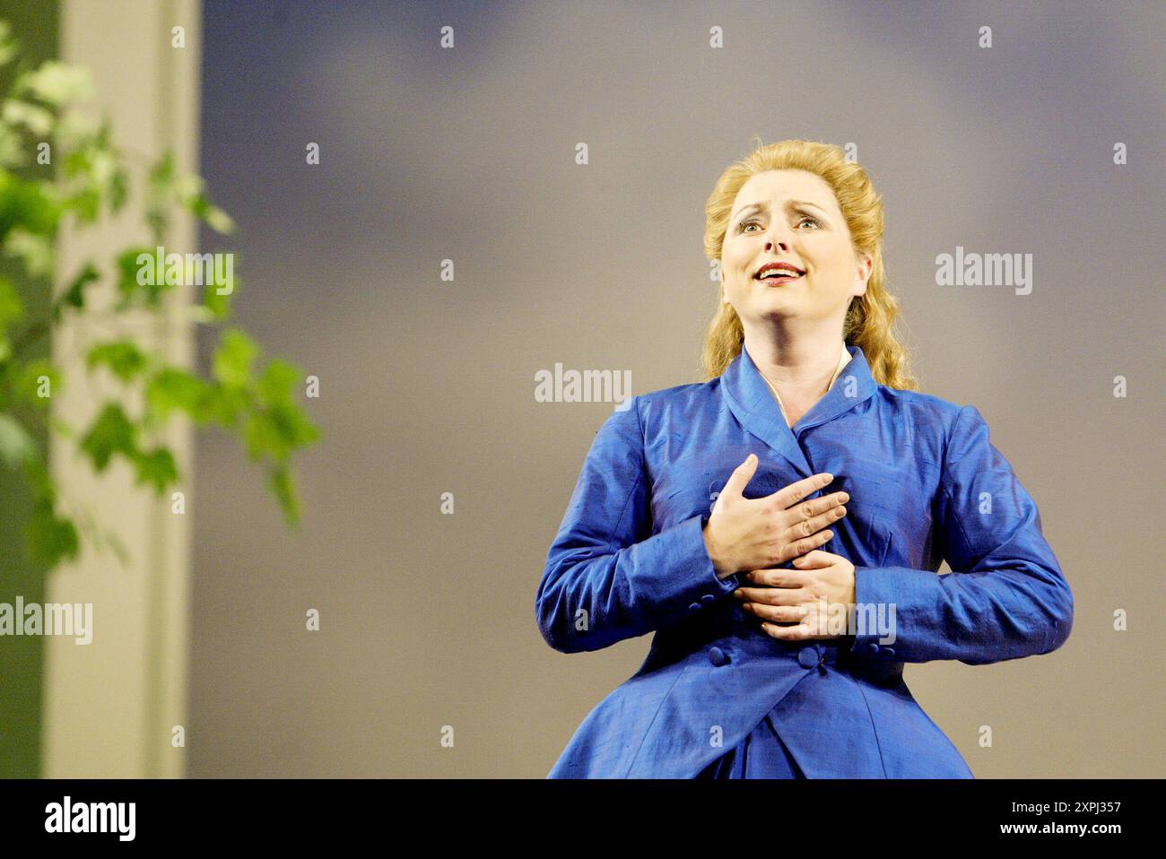 Rebecca Evans (Romilda) in XERXES at English National Opera (ENO), London Coliseum, London WC2  07/11/2002 music: George Frideric Handel  text: Nicolo Minato  conductor: Harry Bicket  design: David Fielding  lighting: Paul Pyant  translator & director: Nicholas Hytner Stock Photo